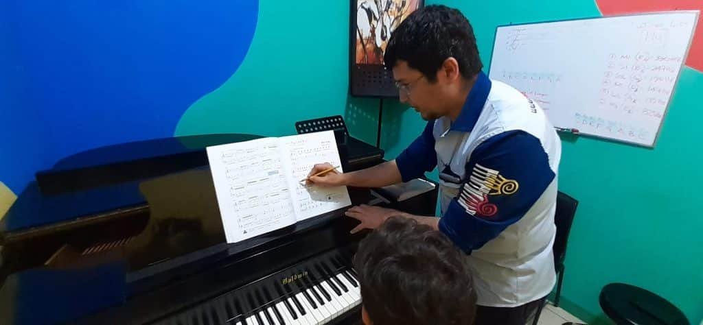 Expresión Musical Clases Online - Academia de musica, curso de piano, curso de guitarra, curso de bajo, curso de canto, curso de batería, curso de ukelele, aprende a tocar piano